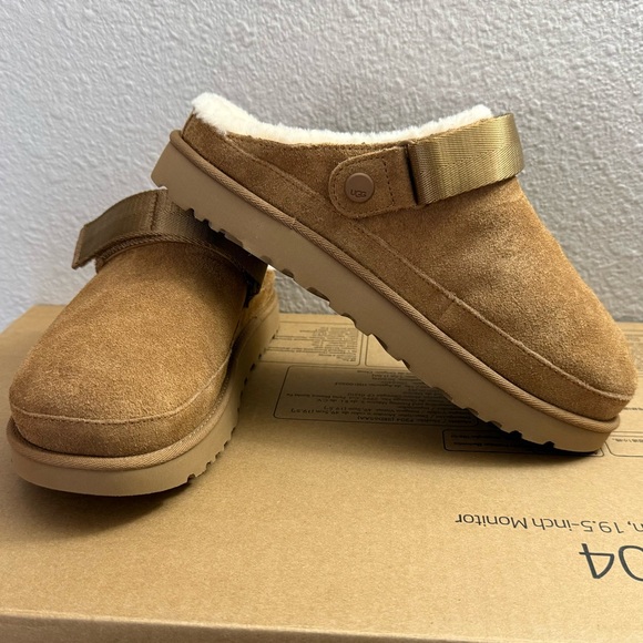 UGG Goldenstar Cozy Clog. Size 10. Color: Chestnut. - Picture 14 of 15